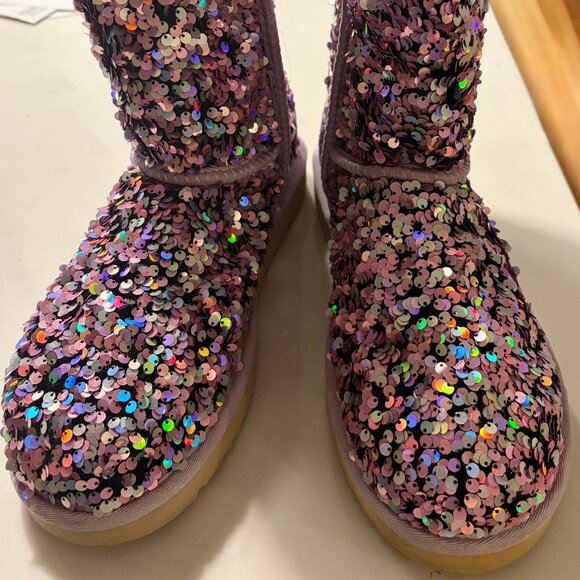 New, unworn and rare UGG lilac-frost sequin classic short boots Size 9 womens - Picture 1 of 7